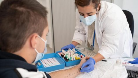 Un paciente se somete a una prueba para detectar las posibles alergias.   